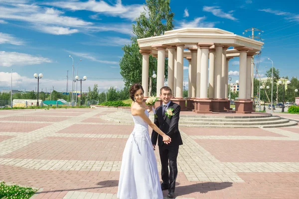 Portrait of the bride and groom — Stock Photo, Image