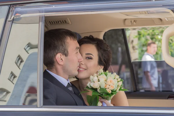 Portrait of the bride and groom — Stock Photo, Image