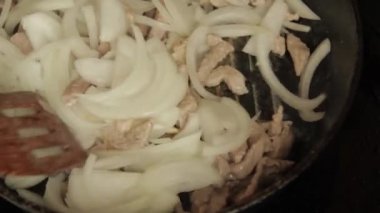 Bir dökme demir tavada et kızartma