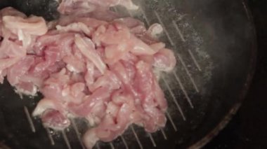 Bir dökme demir tavada et kızartma
