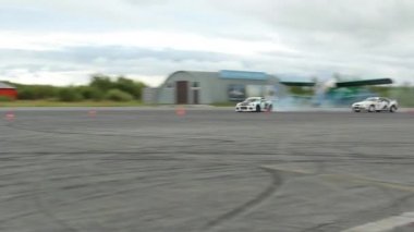 Rus drift. Maksimum hızda kontrollü bir drift kullanımı ile viraj tekniği.