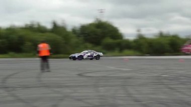 Rus drift. Maksimum hızda kontrollü bir drift kullanımı ile viraj tekniği.