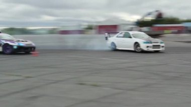 Rus drift. Maksimum hızda kontrollü bir drift kullanımı ile viraj tekniği.