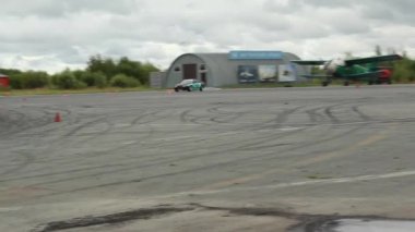 Rus drift. Maksimum hızda kontrollü bir drift kullanımı ile viraj tekniği.