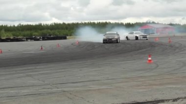 Rus drift. Maksimum hızda kontrollü bir drift kullanımı ile viraj tekniği.