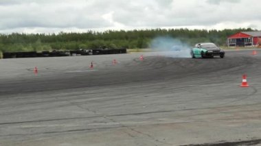 Rus drift. Maksimum hızda kontrollü bir drift kullanımı ile viraj tekniği.