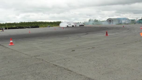 Ρωσική drift. Στις στροφές τεχνική με τη χρήση του μια ελεγχόμενη drift με τη μέγιστη ταχύτητα. — Αρχείο Βίντεο