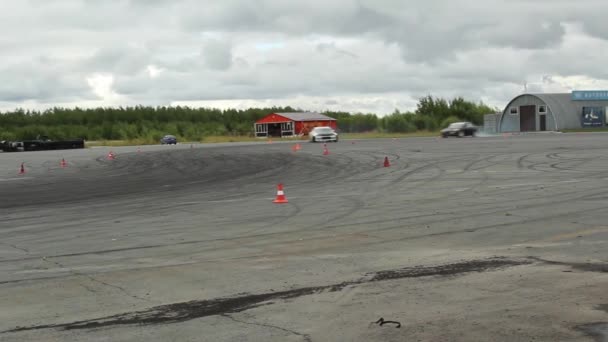 La dérive russe. Technique de virage avec utilisation d'une dérive contrôlée à la vitesse maximale . — Video