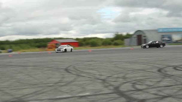 Ruský drift. Technika s použitím řízeného drift s maximální rychlostí v zatáčkách. — Stock video