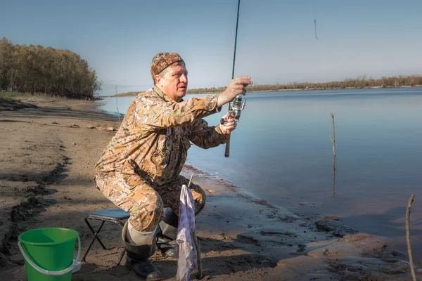 Pescatore al fiume — Foto Stock