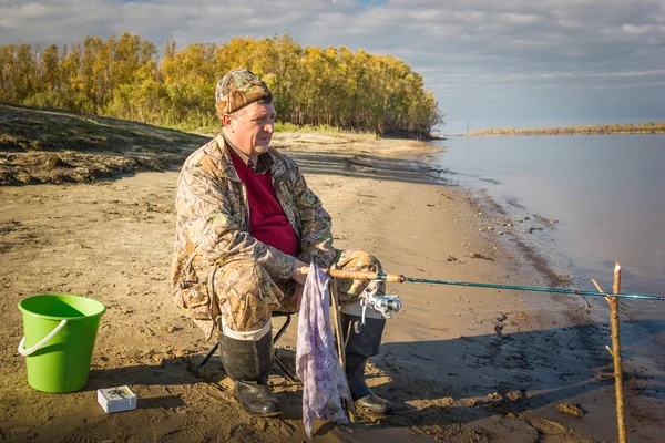 Pescatore al fiume — Foto Stock