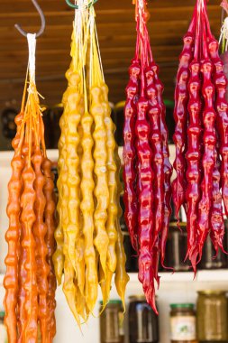 tatlılar ve muamele etmek