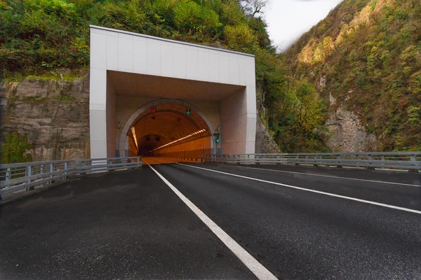 Tunnel im Fels — Stockfoto