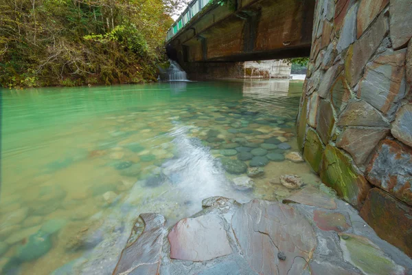 Stürmischer Gebirgsfluss — Stockfoto