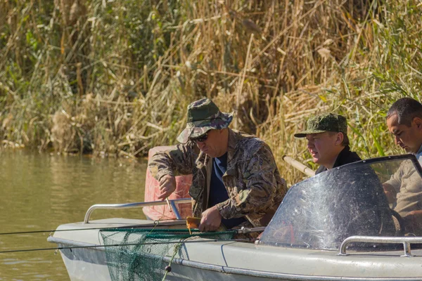 Pescatori sulla pesca — Foto Stock