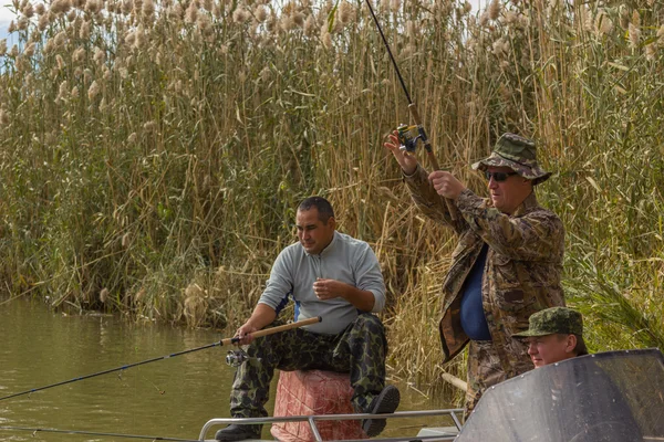 Pescatori sulla pesca — Foto Stock