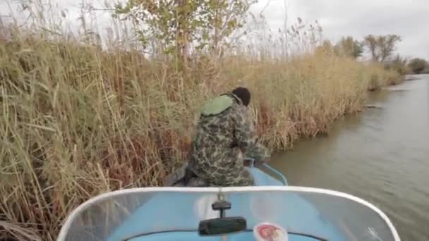 Pescador com equipamento — Vídeo de Stock