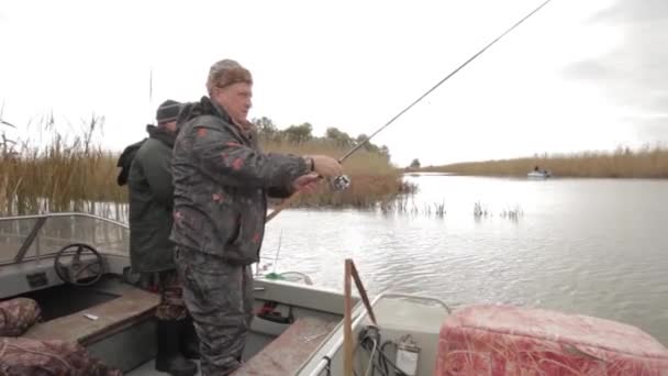 Рибалки на риболовлю — стокове відео