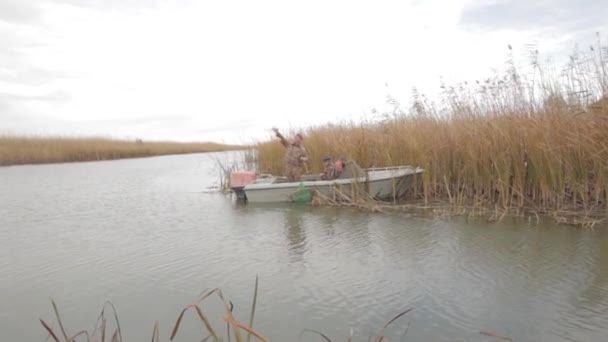 Fishermen on fishing — Stock Footage Fishermen on fishing Royalty Free Stock Footage