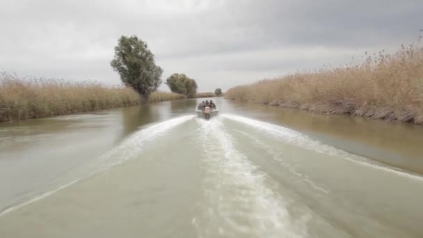 Pescadores en un barco — Vídeos de Stock