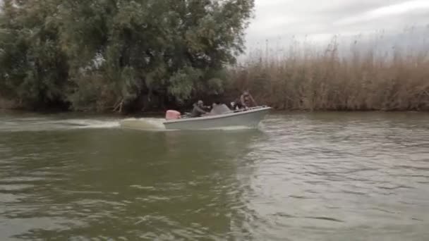 Пошук місця для лову риби — стокове відео