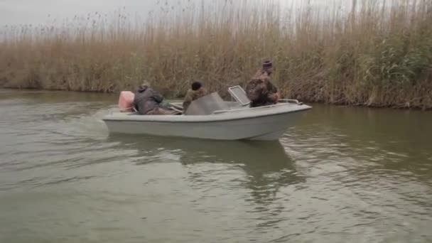 Пошук місця для лову риби — стокове відео