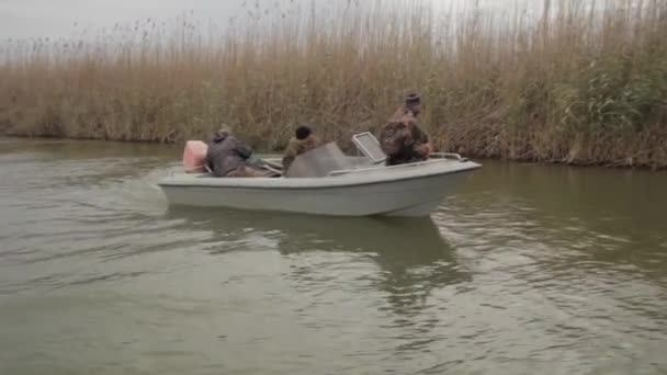 Buscando lugares de pesca — Vídeos de Stock