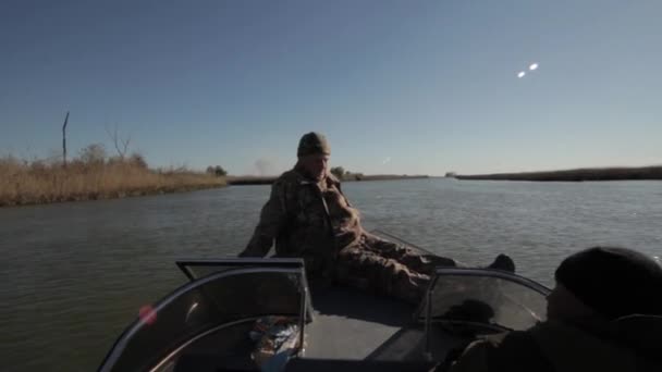 Buscando lugares de pesca — Vídeos de Stock