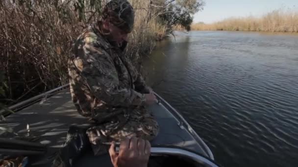 Pescadores en la pesca — Vídeo de stock