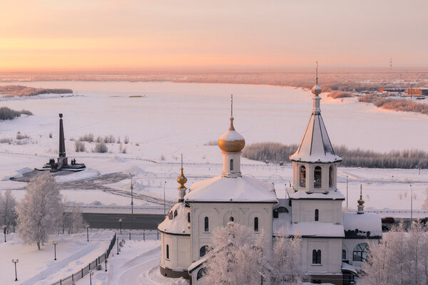 Восход солнца над храмом
