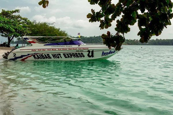 Lo yacht è ormeggiato sulla riva — Foto Stock