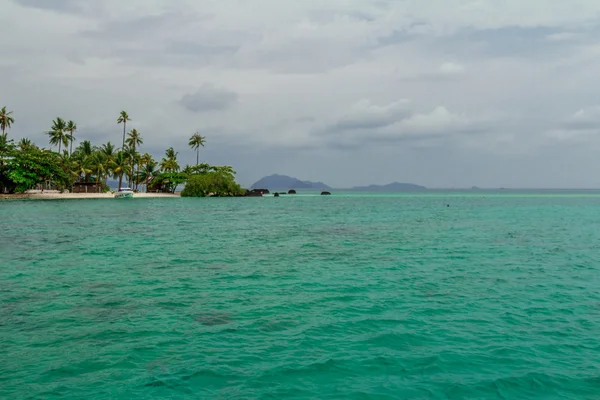 The yacht is moored to the shore — Stock Photo, Image