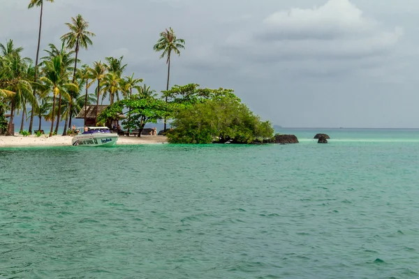 The yacht is moored to the shore — Stock Photo, Image