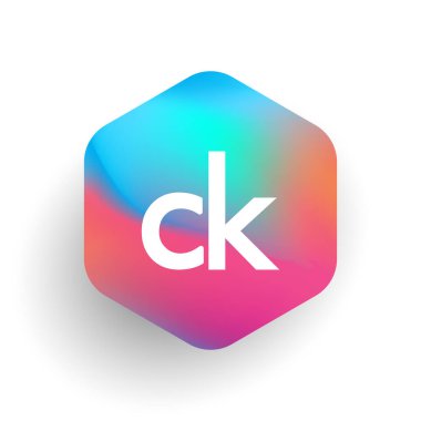 Altıgen şekilli ve renkli arkaplan içinde CK harfi logosu, iş ve şirket kimliği için harf kombinasyonu tasarımı.