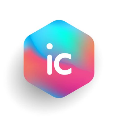 Altıgen şekilli ve renkli arkaplan şeklinde IC logosu, iş ve şirket kimliği için harf kombinasyonu tasarımı.