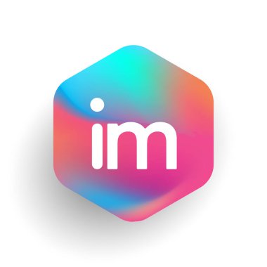 Altıgen şekilli ve renkli arkaplan içinde IM harfi logosu, iş ve şirket kimliği için harf kombinasyonu tasarımı.