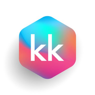 Altıgen şekilli ve renkli arkaplan içinde KK logosu, iş ve şirket kimliği için harf kombinasyonu tasarımı.
