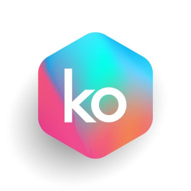 Altıgen şekilli ve renkli arkaplan içinde KO logosu, iş ve şirket kimliği için harf birleşimi logosu tasarımı.