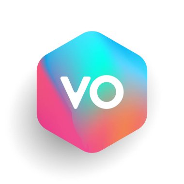 Altıgen şekilli ve renkli arkaplan içinde VO logosu, iş ve şirket kimliği için harf kombinasyonu tasarımı.