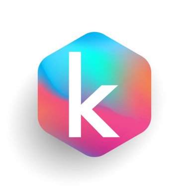 Altıgen şekilli ve renkli arkaplan içinde K harfi logosu, iş ve şirket kimliği için harf kombinasyonu tasarımı.