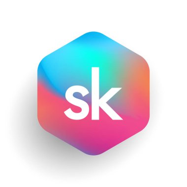Altıgen şekilli ve renkli arkaplan içinde SK logosu, iş ve şirket kimliği için harf birleşimi logosu tasarımı.
