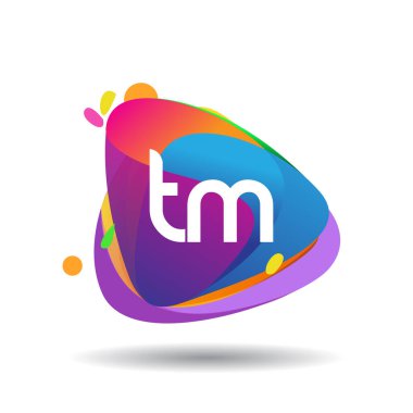 Renkli arkaplanı olan TM logosu, yaratıcı endüstri, web, iş ve şirket için harf kombinasyonu tasarımı.