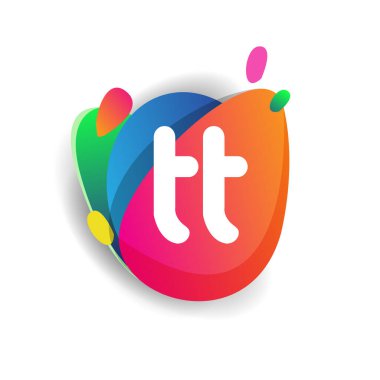 Renkli arkaplanı olan harf TT logosu, yaratıcı endüstri, web, iş ve şirket için harf kombinasyonu tasarımı.
