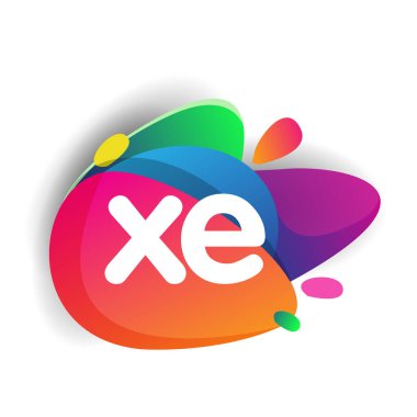 Renkli sıçrama arkaplanı olan XE logosu, yaratıcı endüstri, web, iş ve şirket için harf kombinasyonu tasarımı.