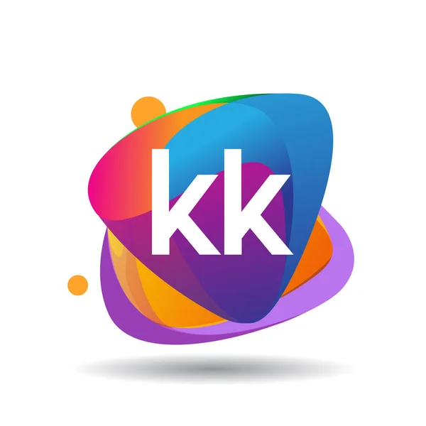 カラフルなスプラッシュ背景を持つレターKkのロゴ クリエイティブ産業 ウェブ ビジネスや会社のための手紙の組み合わせのロゴデザイン — ストックベクタ