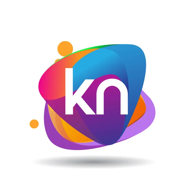 カラフルなスプラッシュ背景を持つレターKnのロゴ クリエイティブ産業 ウェブ ビジネスや会社のための手紙の組み合わせのロゴデザイン — ストックベクタ