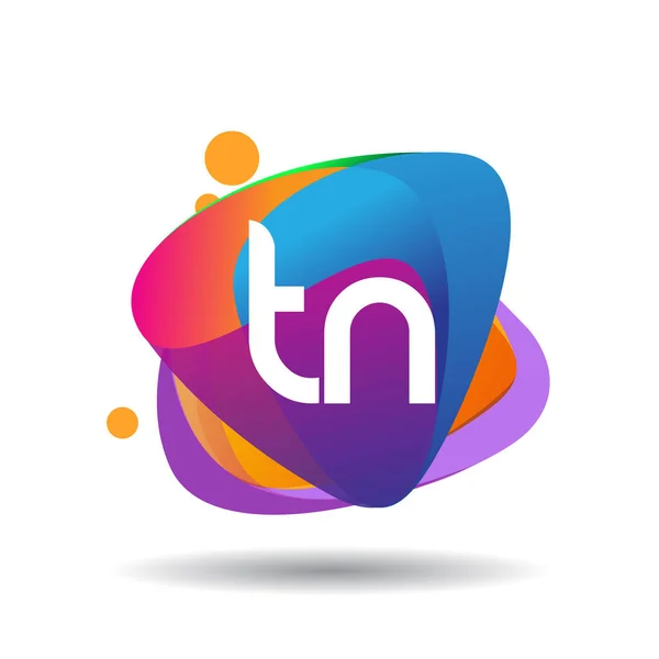 カラフルなスプラッシュ背景を持つレターTnのロゴ クリエイティブ産業のための文字の組み合わせのロゴデザイン ウェブ ビジネスや企業 — ストックベクタ