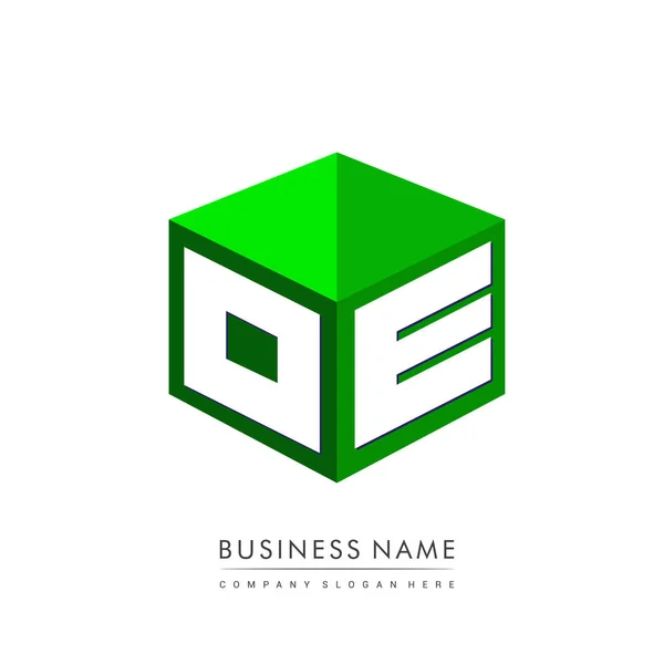 六角形と緑の背景に文字Oeのロゴ 会社のアイデンティティのための文字デザインとキューブのロゴ — ストックベクタ