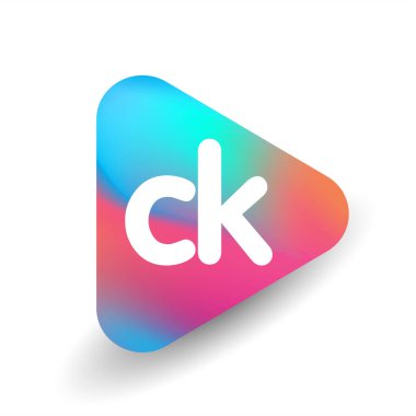 Üçgen şeklinde CK harfi logosu ve renkli arkaplan, iş ve şirket kimliği için harf kombinasyonu logosu tasarımı.