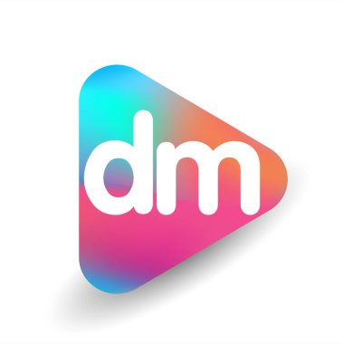 Üçgen şeklindeki DM logosu ve renkli arkaplan, iş ve şirket kimliği için harf kombinasyon logosu tasarımı.